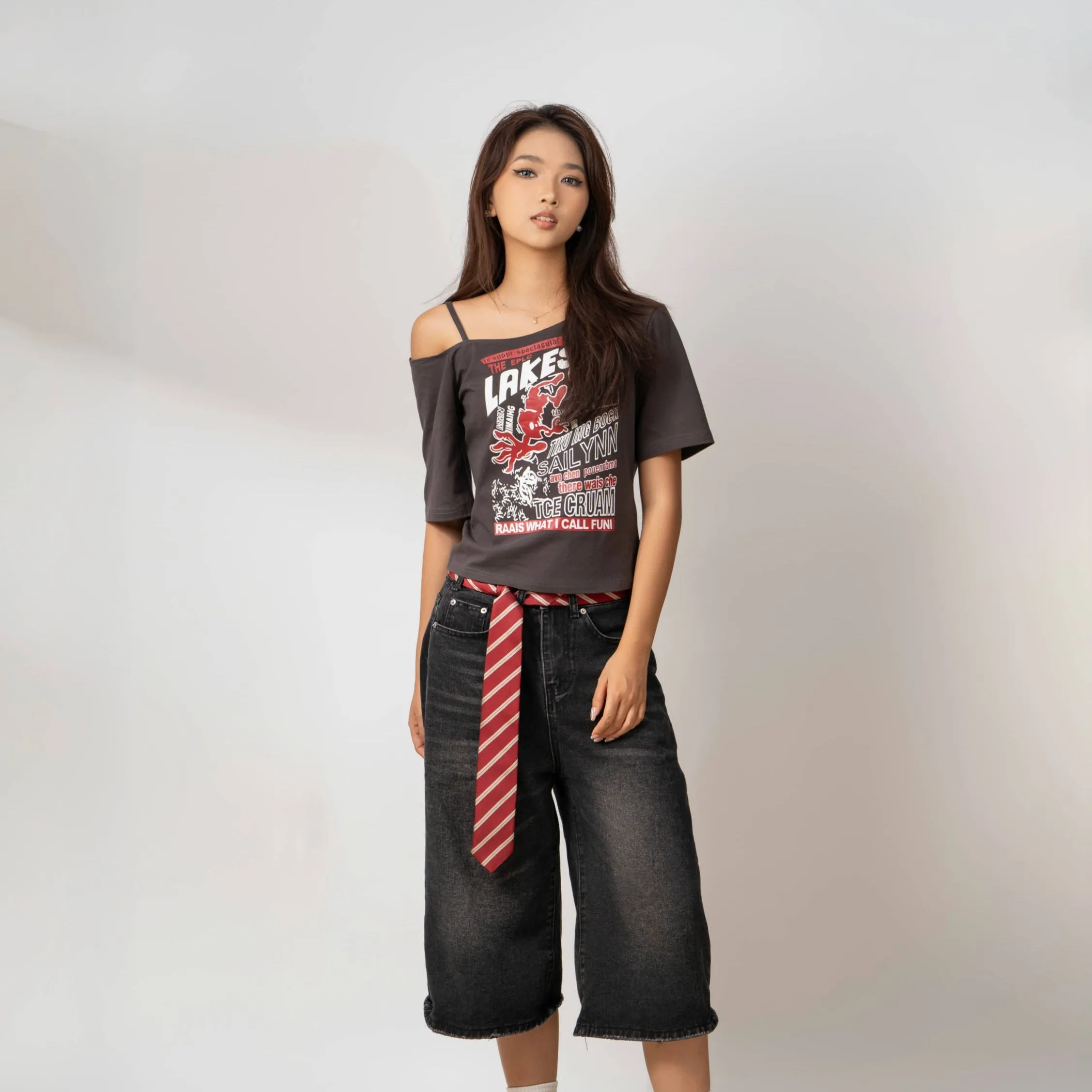 Relaxed Graphic Print Off-Shoulder T-Shirt